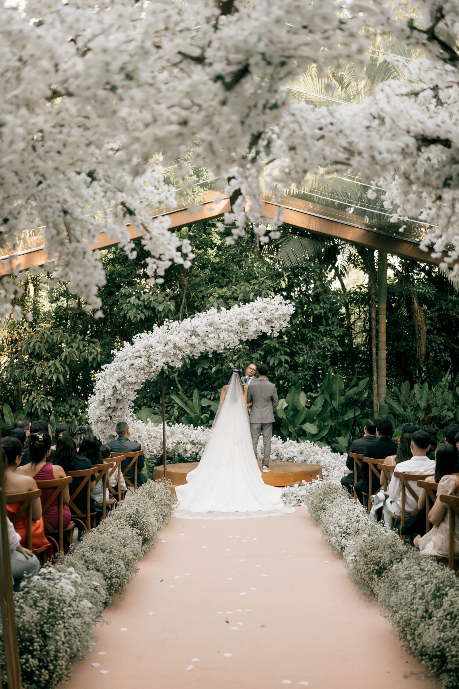 Arche florale cérémonie mariage planifiée au Québec