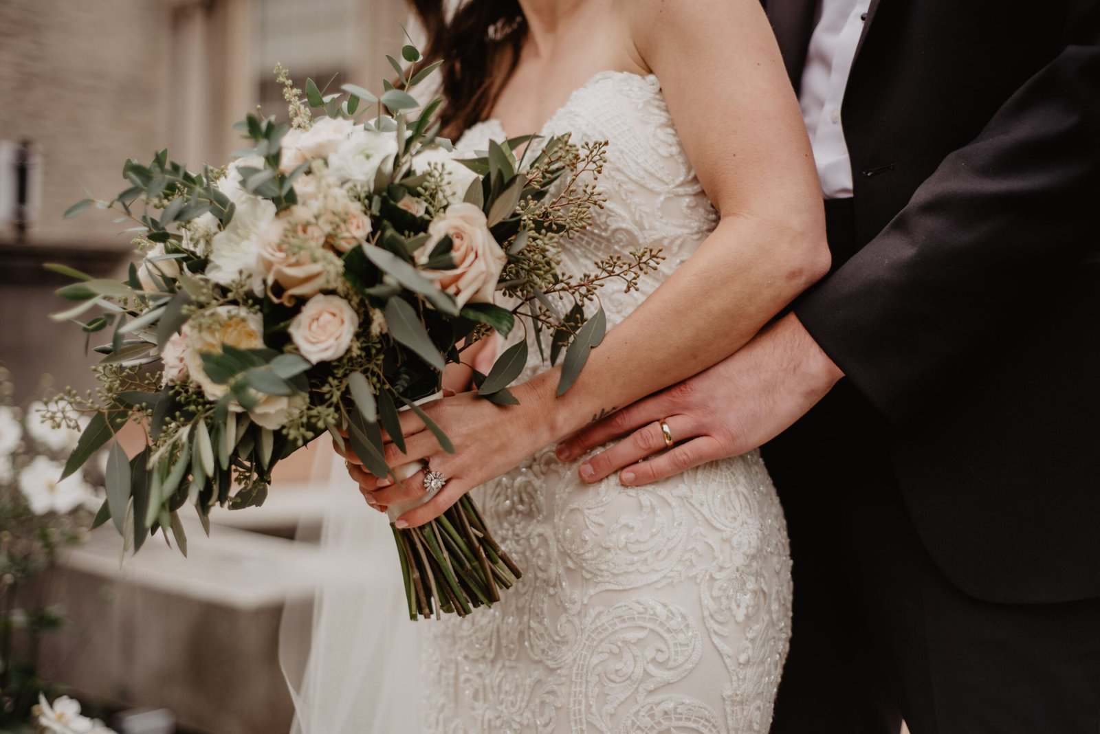 Couple de mariés au Québec lors d'une cérémonie en plein air organisée par une planificatrice de mariage