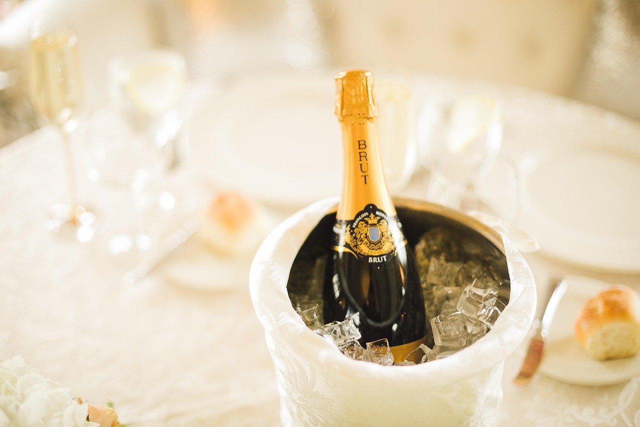 Champagne et table de réception pour un mariage élégant organisé par une planificatrice de mariage